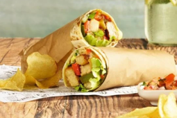 Een tortilla wrap met chips en een drankje