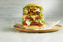 Een champignon burger op een houten bord