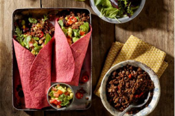 Een dienblad met eten op een tafel