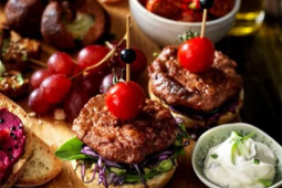 Biteesize hamburgers met fruit en saus