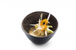 Een kom met eten in een zwarte kom op een witte achtergrond