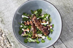 Spare ribs en salade in een kom