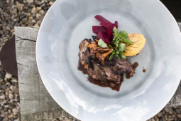 Wildswijn gerecht op een wit bord