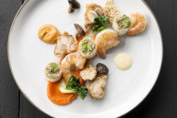 Visgerecht op een wit bord op een zwart oppervlak