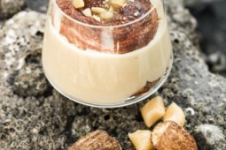 Een glas tiramisu met noten