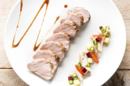 Vogel gerecht op een wit bord