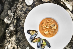 Een witt bord met mosselen en kokkels