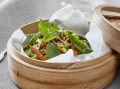 Gestoomde Noodles in een bamboe mand