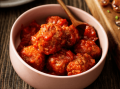 Gehaktballetjes in tomatensaus in een kom