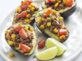 Gevulde avocado met limoen op een wit bord