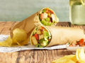 Een tortilla wrap met chips en een drankje