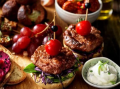 Biteesize hamburgers met fruit en saus