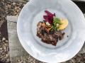 Wildswijn gerecht op een wit bord