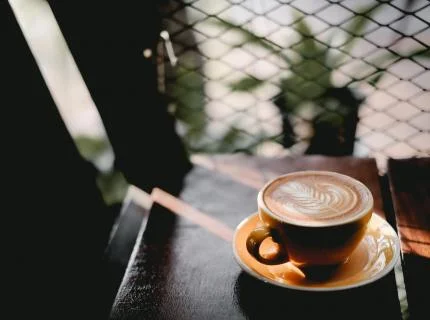 Een bruin kopje koffie waar zonlicht op schijnt - Nestlé Professional