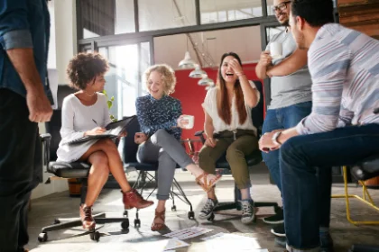 Collega's zitten in een kring en hebben plezier en drinken koffie - Nestlé Professional