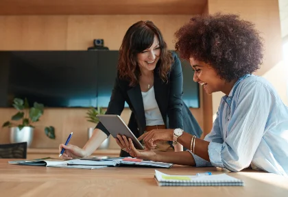 Twee collega's nemen informatie met elkaar door - Nestlé Professional