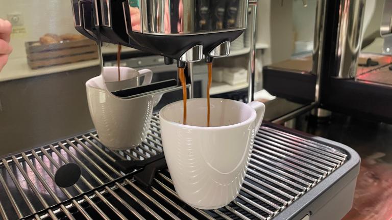 Closeup van koffie dat uit het koffiezetapparaat in een kopje druppelt - Nestlé Professional